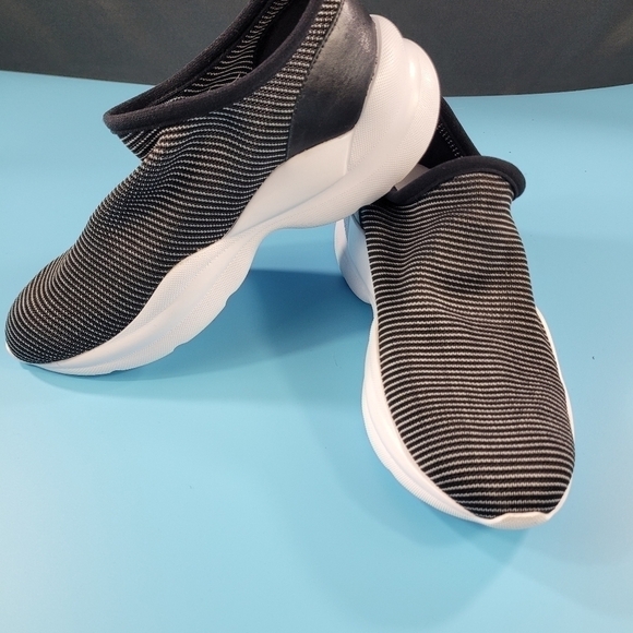 VINCE CAMUTO COVITTA KNIT SLIP-ON SNEAKER SIZE 6.5 M - Picture 3 of 4